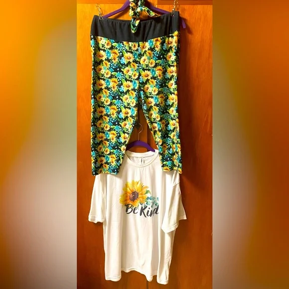 3-piece Set - Capri leggings, Graphic T-shirt, and matching hair scrunchie - Picture 10 of 13